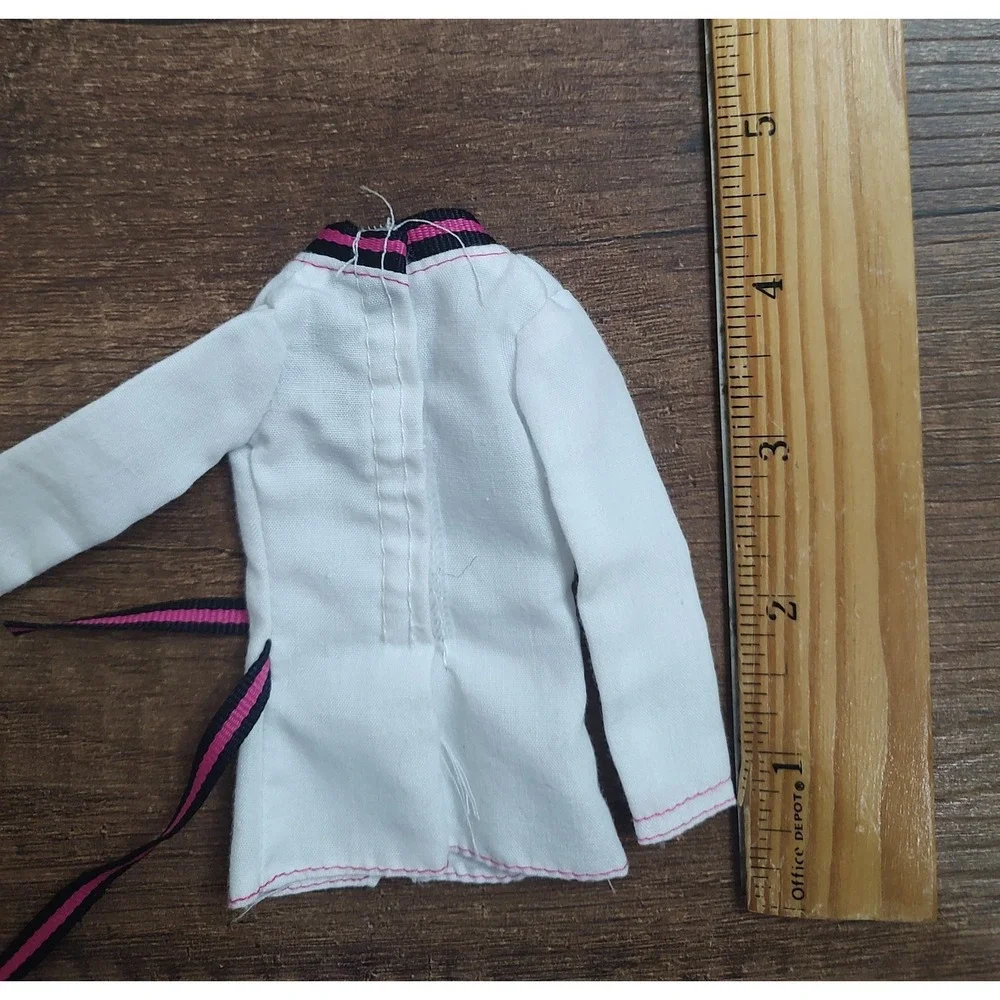2011   Barbie Careers I Can Be a Martial Arts Teacher Top  Z30